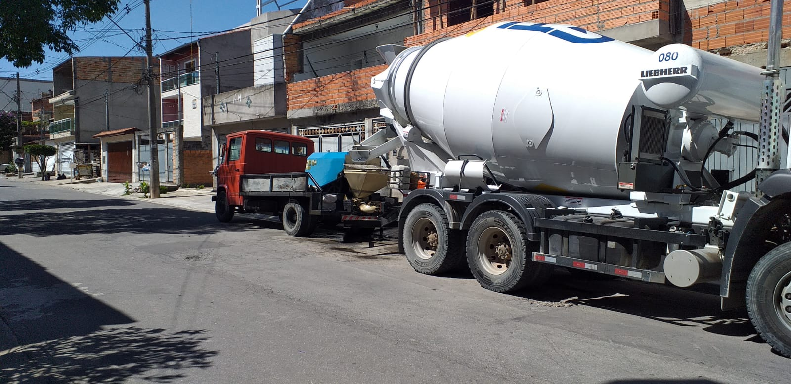 Caminhão bombeando concreto